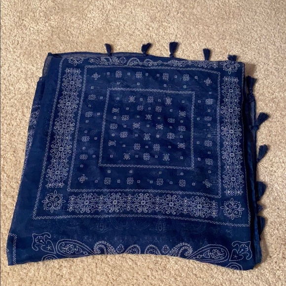 Sheer blue and white scarf - Picture 3 of 3